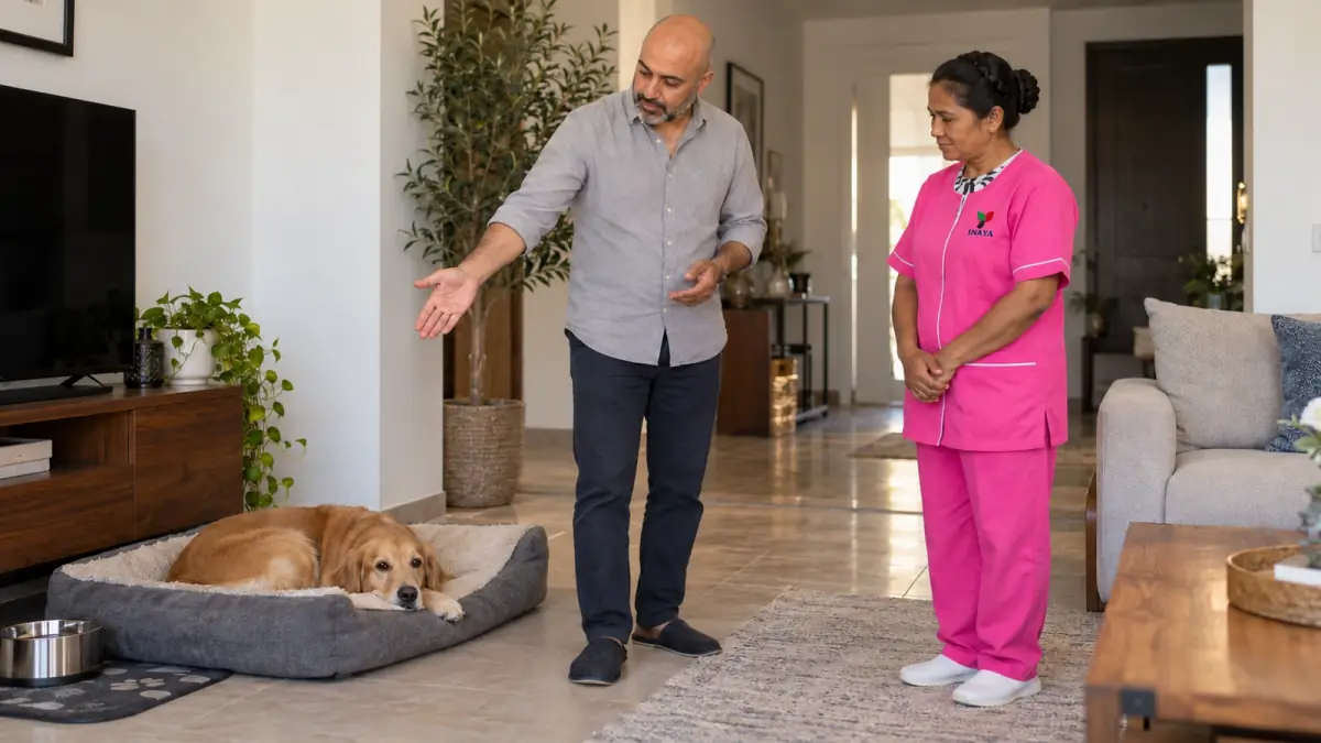 صاحب المنزل يشرح منطقة الحيوان الأليف بينما تراقب العاملة كلباً هادئاً من مسافة مناسبة.