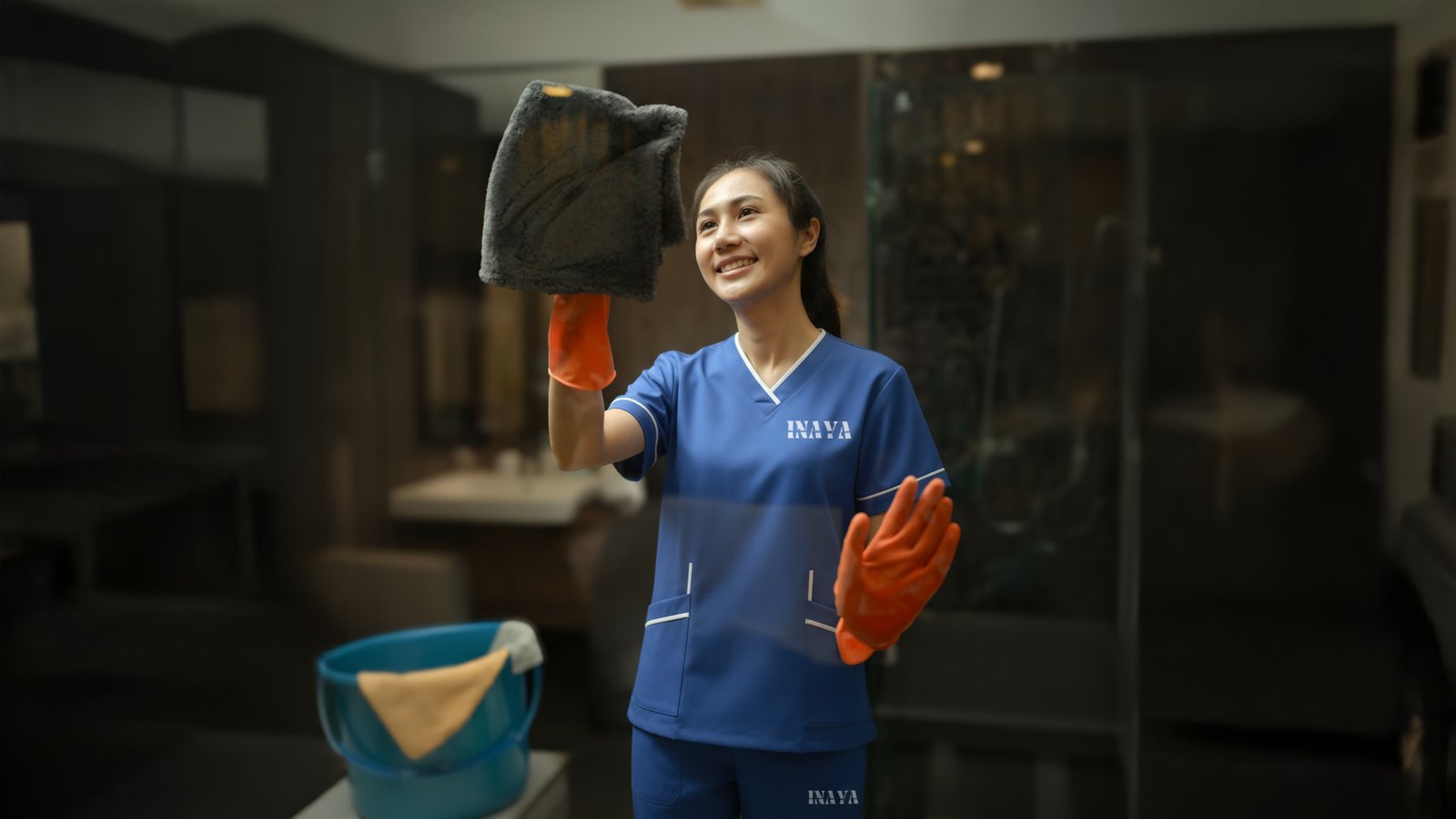 Glass-door cleaning in an INAYA uniform